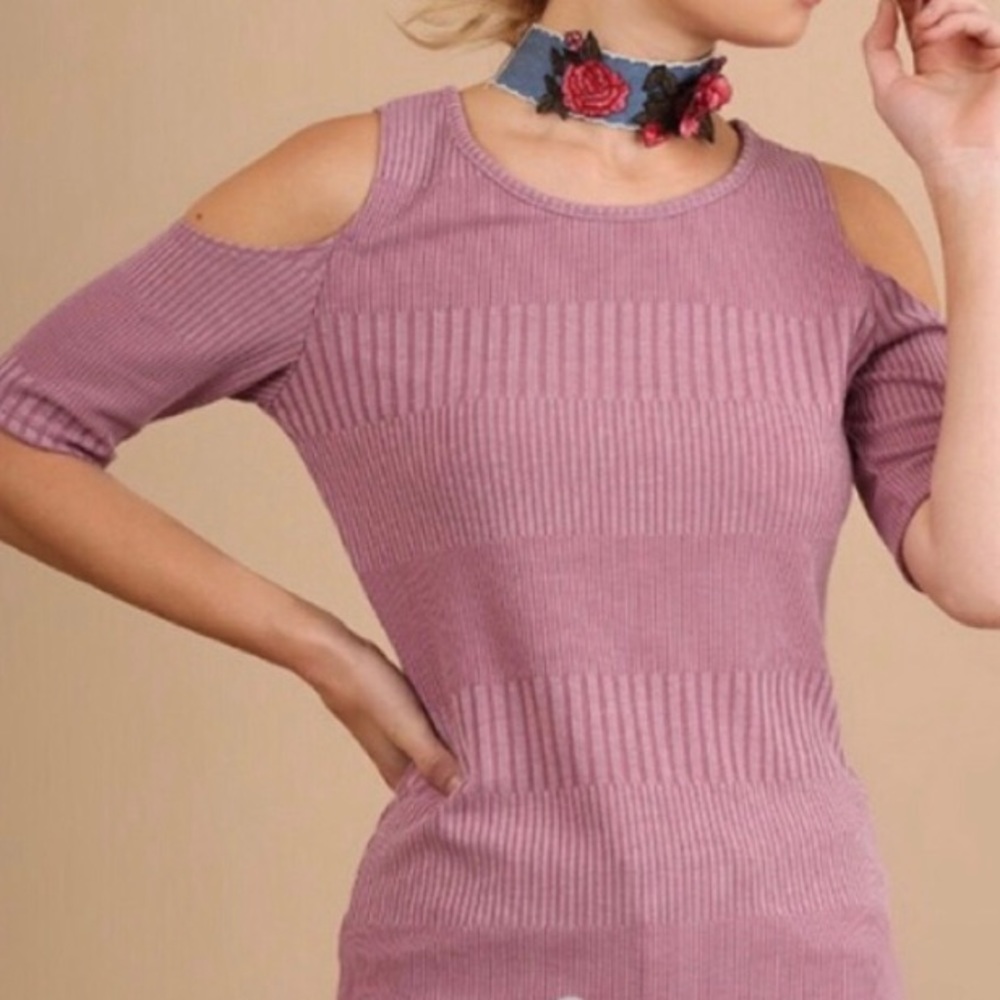 •Closeout•COLD SHOULDER TOP